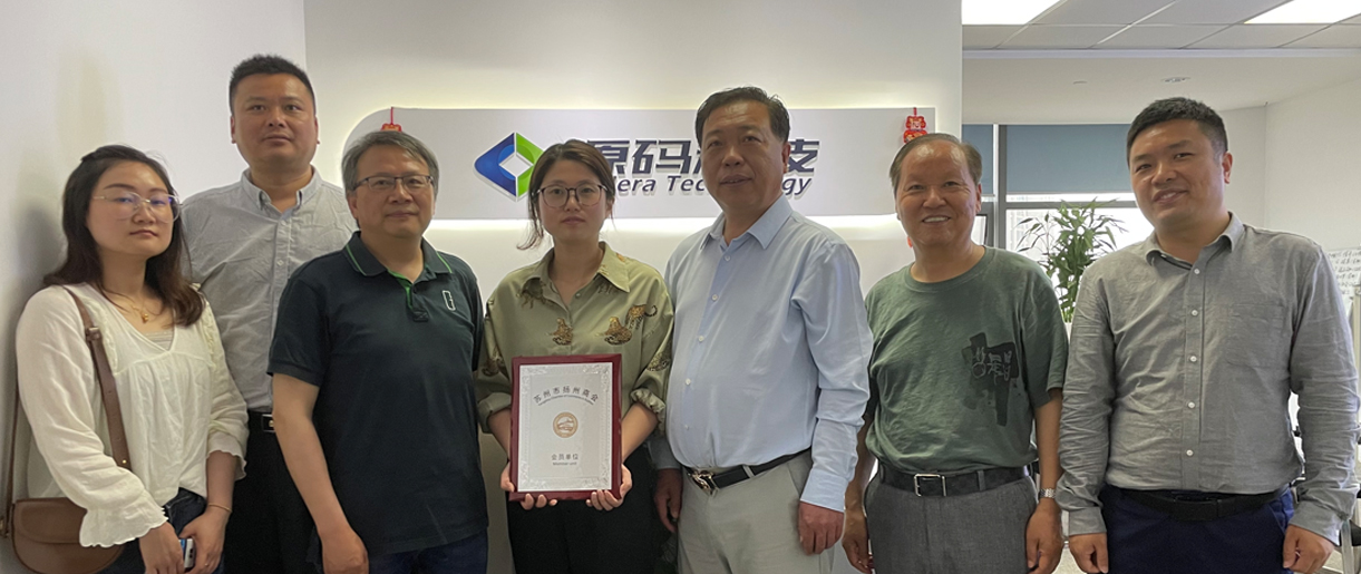 新疆市扬州商会轮值会长蔡春红带队走访新疆开开眼游戏科技